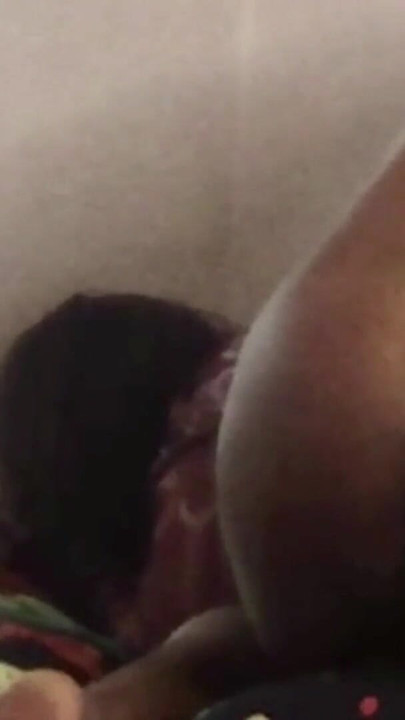 İngiliz orta yaşlı seksi kadın büyük zenci yarağı sevgilisinin götünü çiğ yemesine izin veriyor. | Klip 1