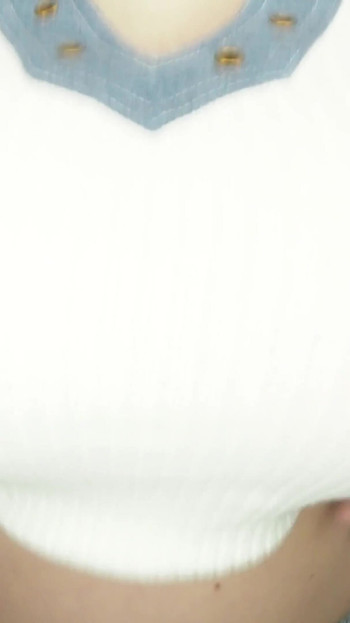 Eu cortei minha blusa com tesoura para que meus peitos saiam