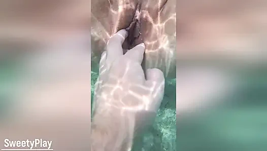 Yabancı plajda amcığımın içine boşalıyor. Su altında dölleme