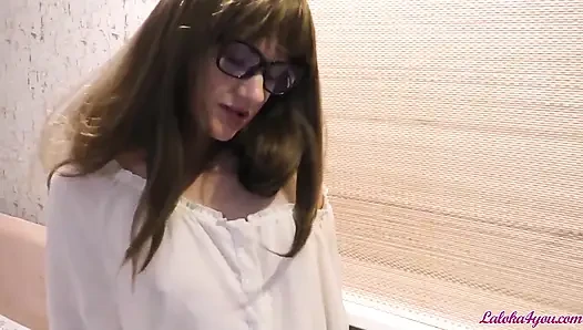 Sexy schätzchen in strümpfen spielt leidenschaftlich muschi sex-spielzeug - solo