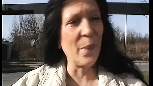 Tante girang Jerman jelek berambut gelap menikmati aksi solo