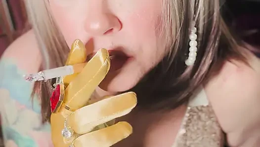 Eine glamouröse Tina Snua raucht 2 Zigaretten Spitze zum Schwanz In Satinhandschuhen - Snap Inhales Drift Rauch OMI OME Rauchringe