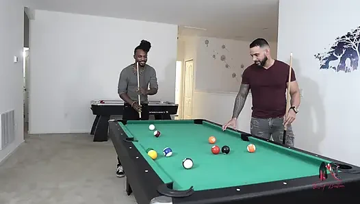 Свингерши в тройничке у бильярда