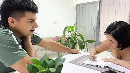 Latin üvey kız kardeşimin tüylü vajinası beni çok tahrik ediyor, sonunda kocaman ve sert penisim onun sıkı vajinasının içinde oluyor