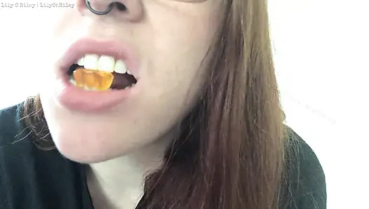Konsumsi Beruang Gummy dengan Suara Mulut