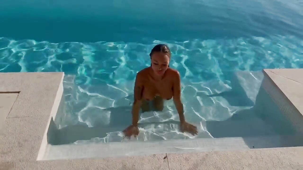 A gyönyörű Monika Fox meztelenül úszik a medencében gyönyörű helyen!