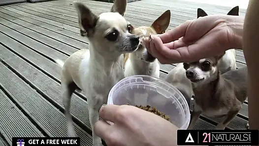 21 naturals - zarif ince bebek Akira May şehvetli sikişe ve yüze boşalmaya teslim oluyor