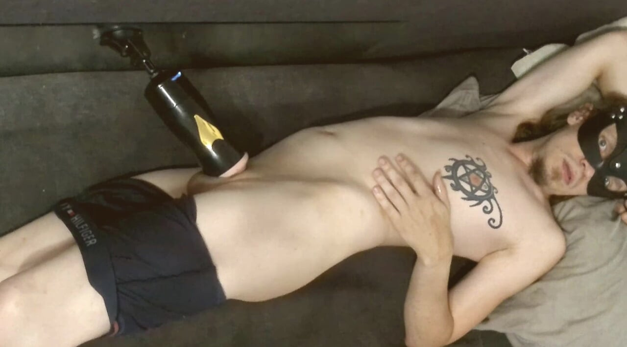 Nomad pushes his cock into the sex machine