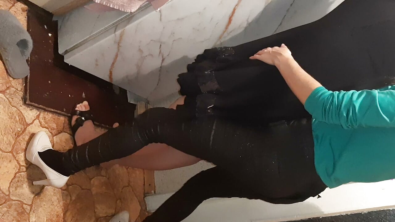 Mă uit și mă masturbez în timp ce prietena mea o fut pe mama vitregă