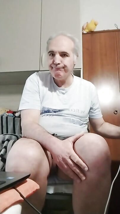 손으로 자위하고 병 속에 오줌을 넣는 온라인 포르노 쇼