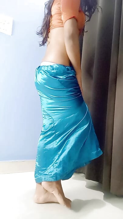 ถอด saree แม่เลี้ยงและกระโปรงผ้าซาตินของฉันออก