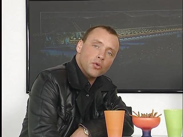Брюнетка с короткой стрижкой с большими сиськами отсасывает большой член