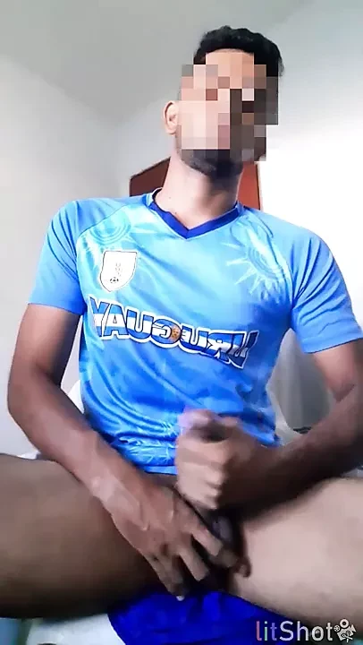 Горячий мужчина дрочит