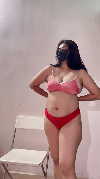 Hot desi bhabhi nude fingering horny