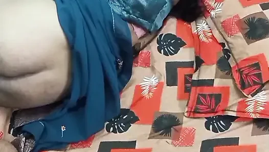 Tante desi memiliki romansa dengan pacarnya.
