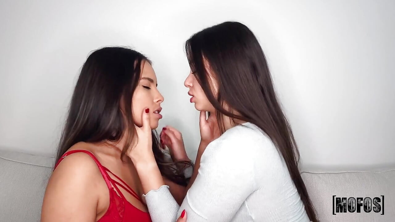 Mofos - lesbianas roomates Iris Montera y Tina Bilyanova