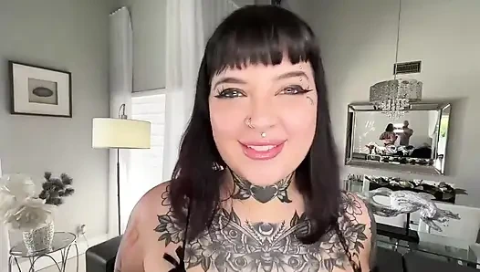 Татуированная Angel Summer такая сексуальная и готова подпрыгнуть на эту большую задницу и сиськи на мой большой хуй!