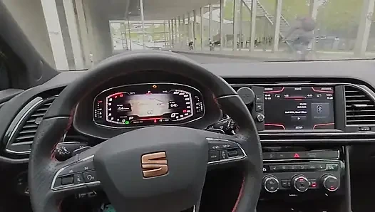 Çok meşgul bir sokakta arabada elle muamele o büyük risk