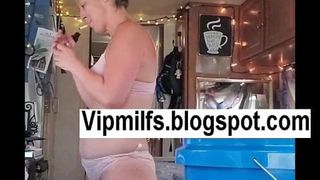 Milf Ehefrau verbringt den Tag gerne fast nackt