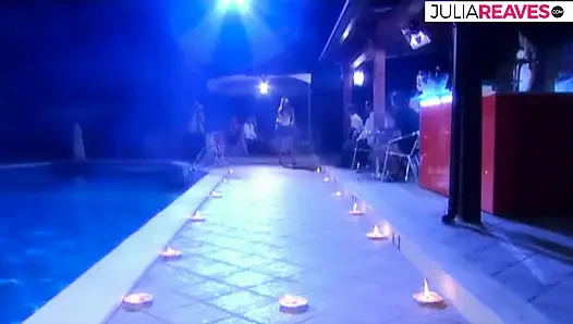 Seksi kız canavar yarakla öğürüyor ve sonra ağzına boşaltıyor