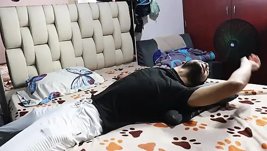 İnce, esmer üvey kız kardeşime bir yatak alıyorum ve heyecanlanıyor ve bana yatakta kırmamı söylüyor. İspanyolca porno