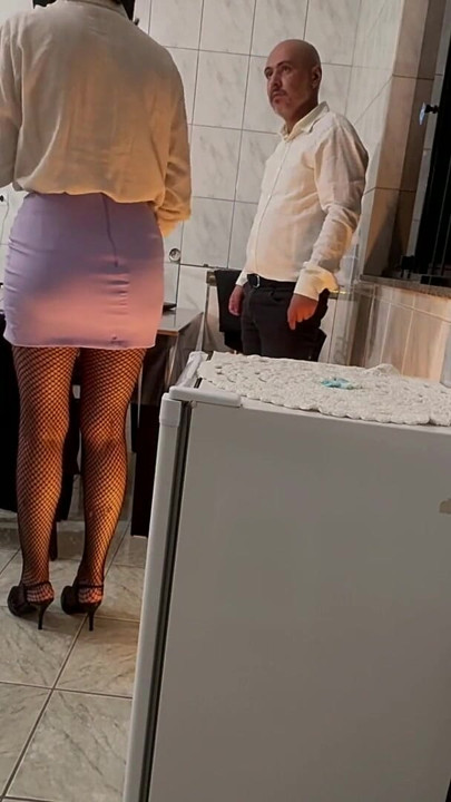 Sekretärin wird mit Ohrfeigen auf den hintern und analer penetration mit creampie überrascht. | Clip 1