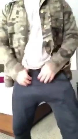 Militar mostrando pene
