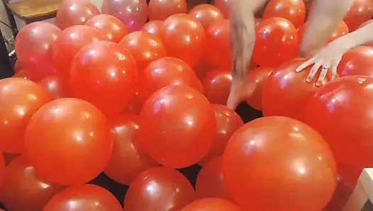 Bundel besar balon merah telanjang