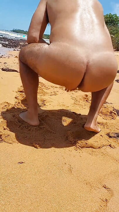 Ladysilva gola na plaži kakva zgodna kurva