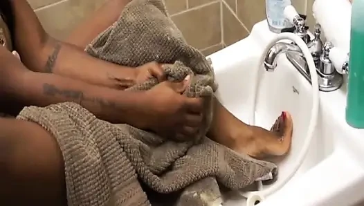 Siyah ve beyaz ayak yalama ayakla muamele, ayak fetişi