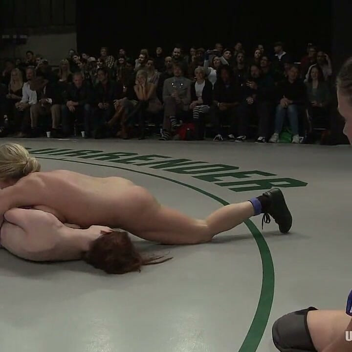 Eerste wedstrijd van de Tag Team League 2011!: the Goddesses Vs Team Ice voor een live publiek