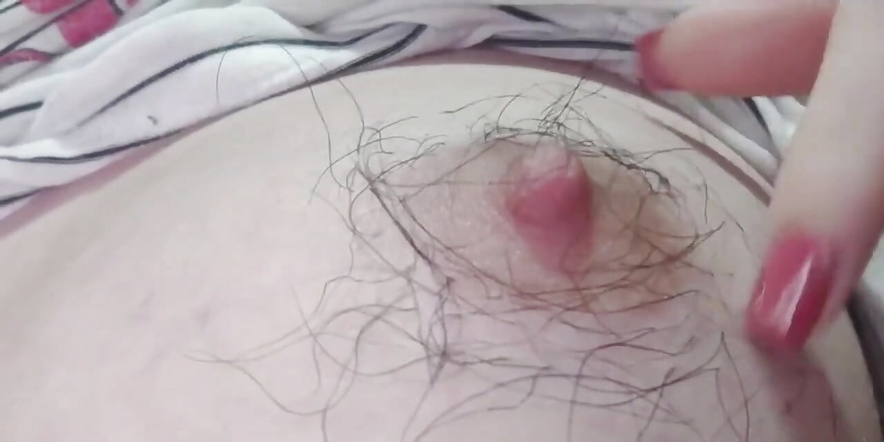 Brincando com meus mamilos peludos