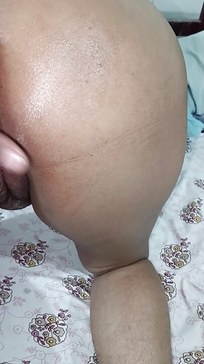 Pati patni ke bich pyar horaha hai