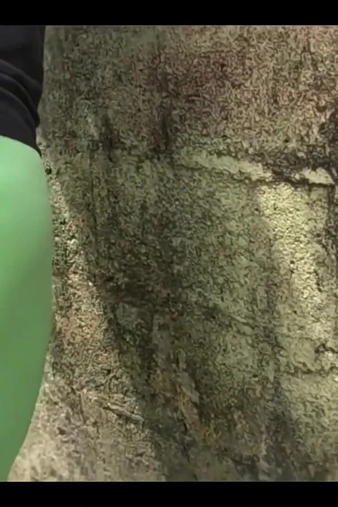 我和我朋友的继母一起散步，我无法停止看着她穿着瑜伽裤的巨大美丽的屁股