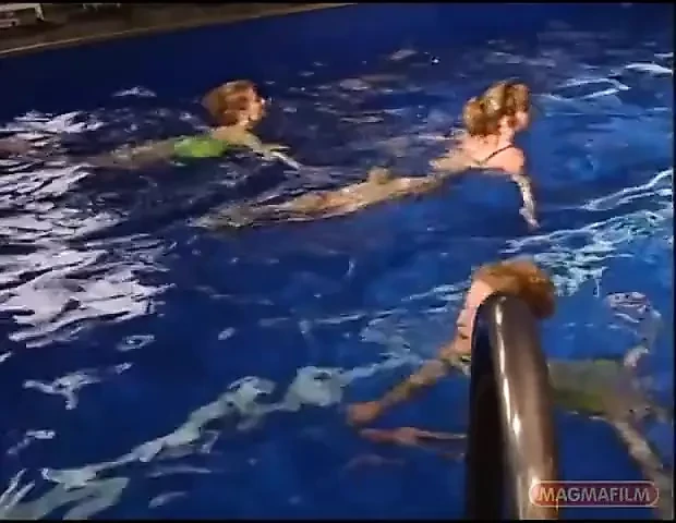 救生员乱搞游泳学生
