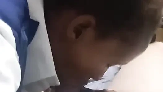 Zenci kız beyaz yarağı emiyor ve mastürbasyon yapıyor ve lezzetli götüne boşalma