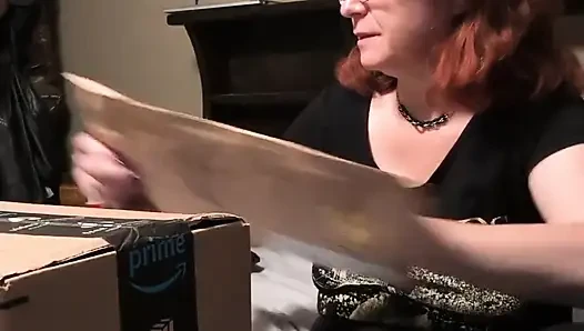 Распаковывание новых секс-игрушек