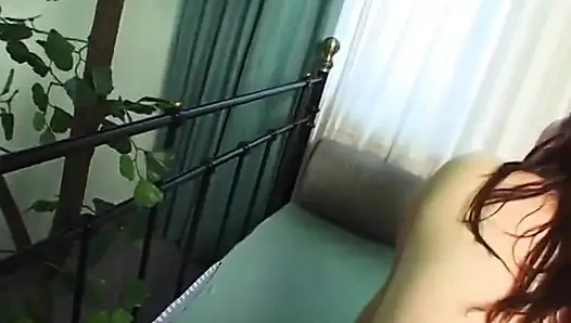 Mollige rothaarige zeigt ihren heißen körper