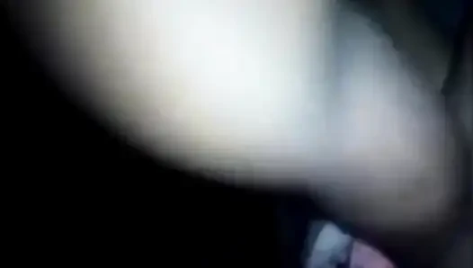 Mükemmel Hintli kız büyük göğüslerini emiyor ve üvey erkek kardeşi tarafından sikişiyor