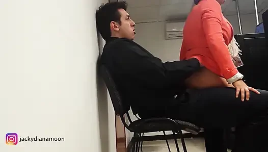 Meine sekretärin kann sich nicht zurückhalten und bittet mich um sex im büro.
