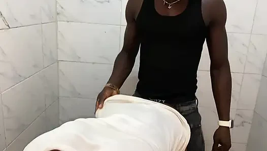 Aile Toplantısı Sırasında Banyoda Edepsiz Domalma