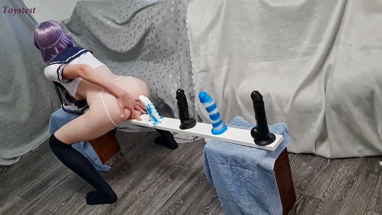 Cewek kurus ini lagi asik ngentot dildo ukuran kecil sampai orgasme