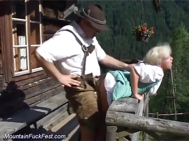 Rubia follando al aire libre