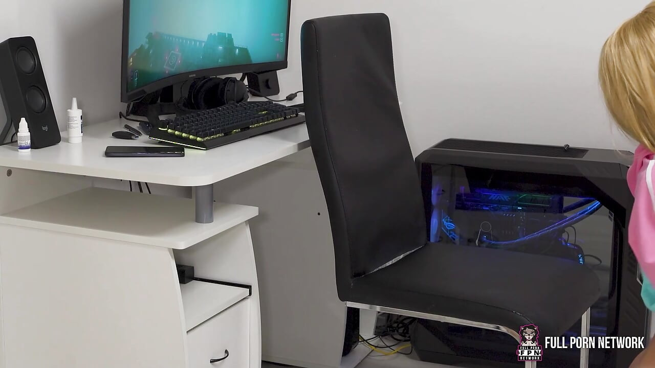 Η μασκοφόρος Gamer Ana Lingus παίρνει βαθιά πίπα και καβαλάει την ανάποδη καουμπόισσα