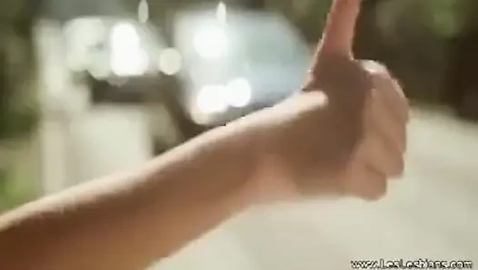 Mengambil drive dan fingering ngentot di kap mobil