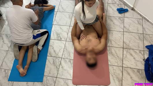 Massage cho một cặp vợ chồng sắp cưới. Người vợ xinh đẹp của anh ta bị khách hàng đụ và người chồng bị cắm sừng không thể làm gì