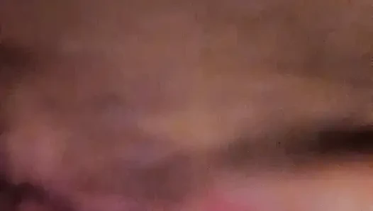 Sarışın eliyle boşalıyor