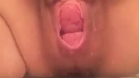 Puta japonesa estica sua boceta e mostra o colo do útero