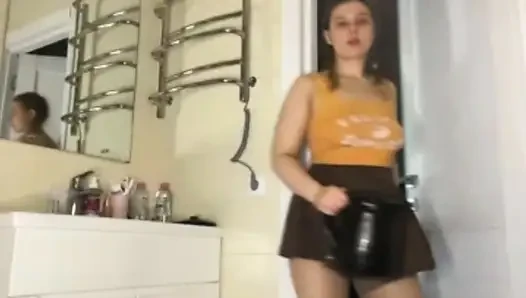 Jusielussie si gadis semok dientot habis-habisan di kamar mandi