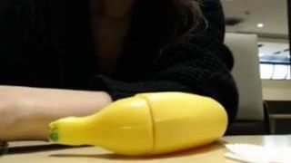 Japans meisje masturbeert en spuit in mcdonald&#39;s